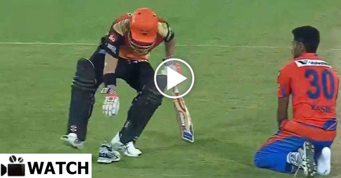 WATCH: David Warner picks up the bowler’s shoe and returns it back while completing a run