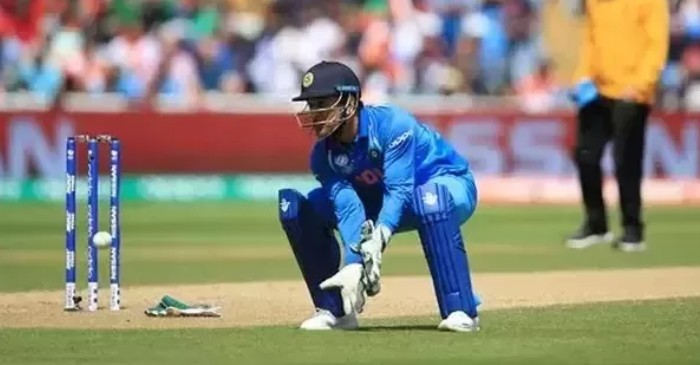 Dhoni removing glove