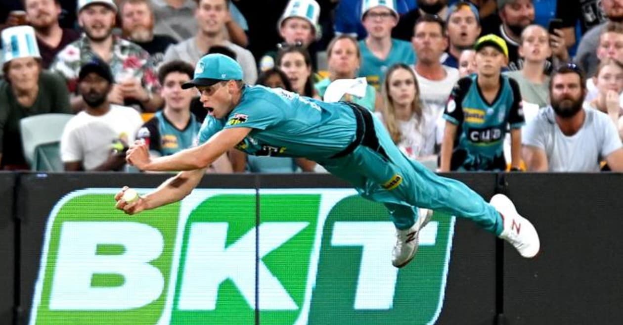 WATCH: ‘Catch of the Tournament’ Ben Laughlin grabs a one-handed screamer in BBL 10 Eliminator